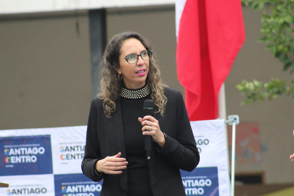 Directora ejecutiva SLEP Santiago Centro Paulina Retamales hablando en público