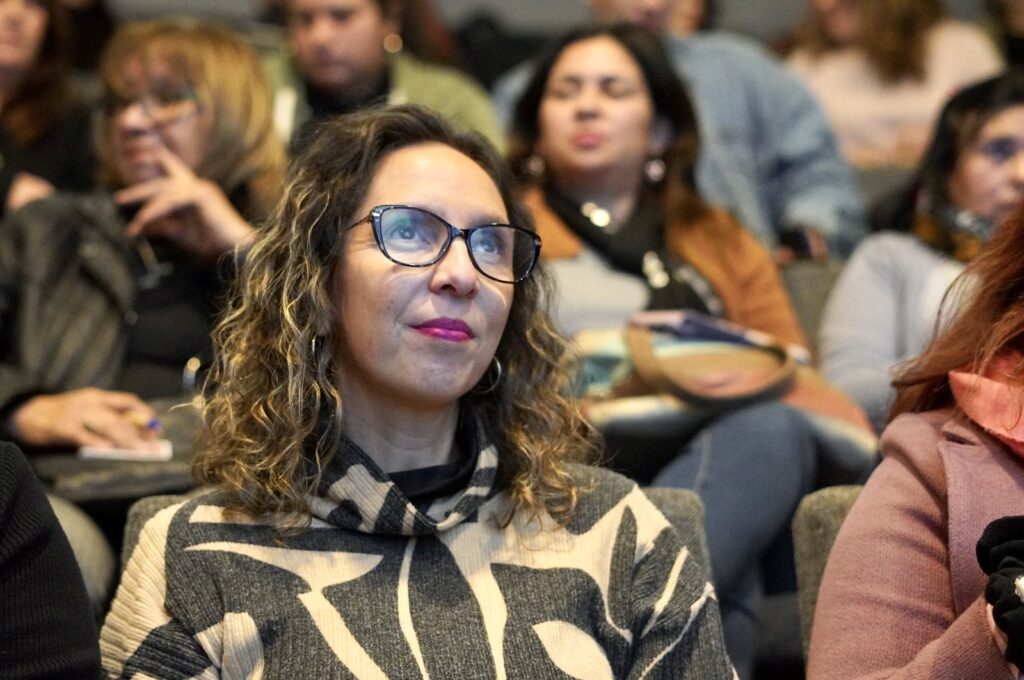 Directora Paulina Retamales en seminario del Colegio de Profesores encuesta docente SLEP