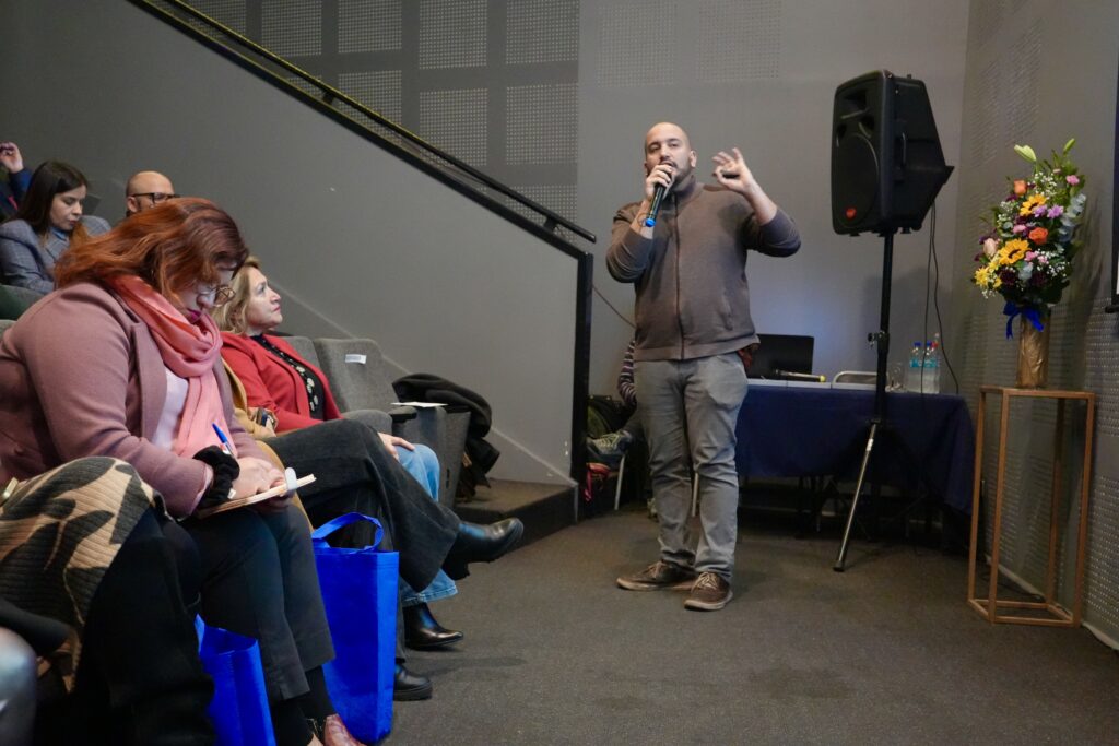 Amaru Vásquez Regional Metropolitano en seminario del Colegio de Profesores encuesta docente SLEP