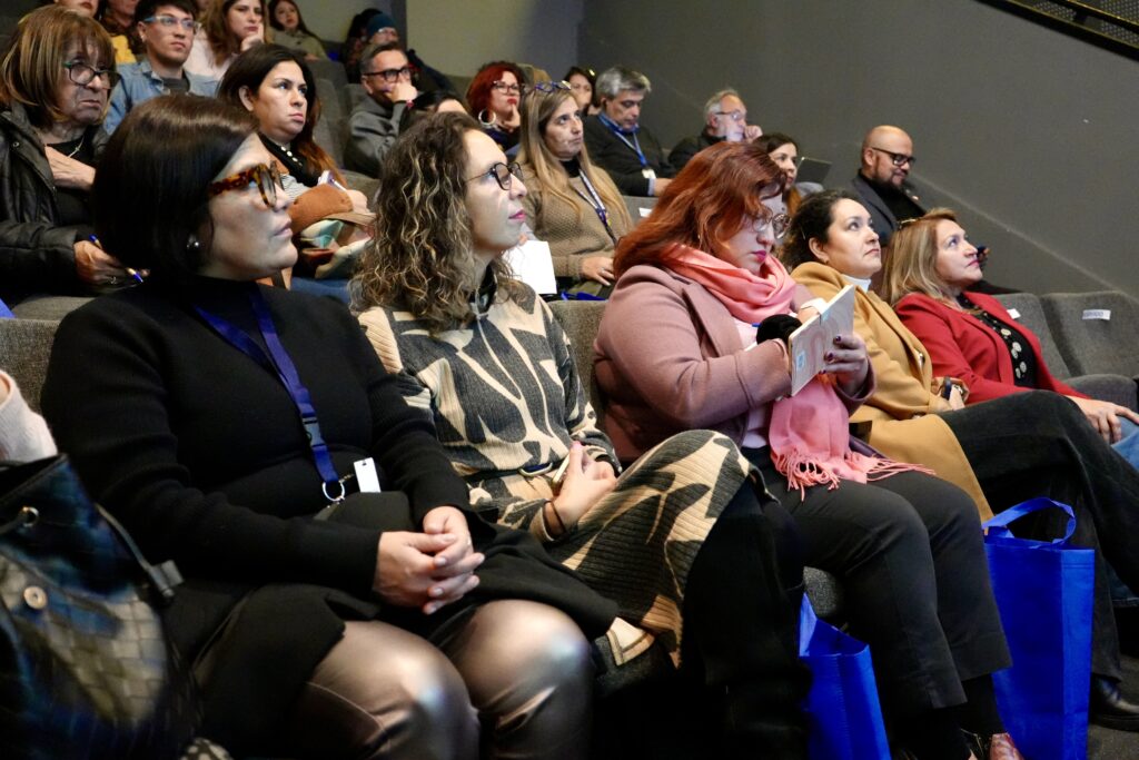 Directora Paulina Retamales y equipo en seminario del Colegio de Profesores encuesta docente SLEP
