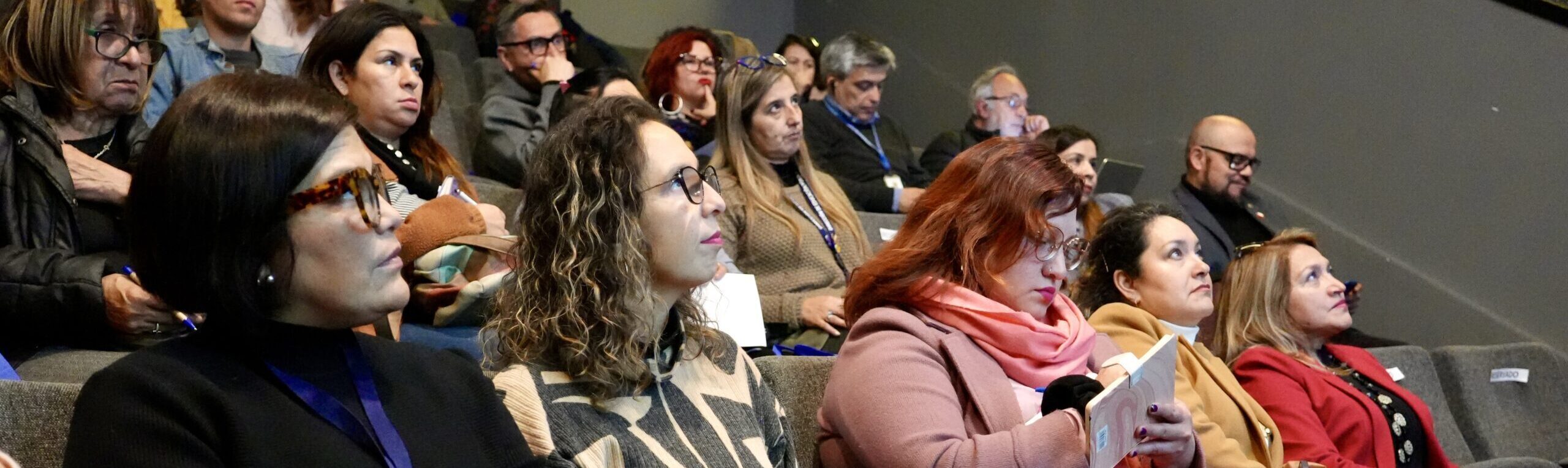 Directora Paulina Retamales y equipo en seminario del Colegio de Profesores encuesta docente SLEP