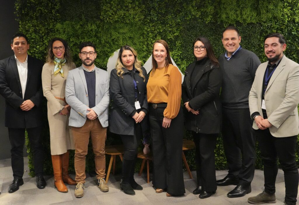 Asistentes posan por la firma convenio Caja Los Andes Funcionarios Educación Pública SLEP Santiago Centro.
