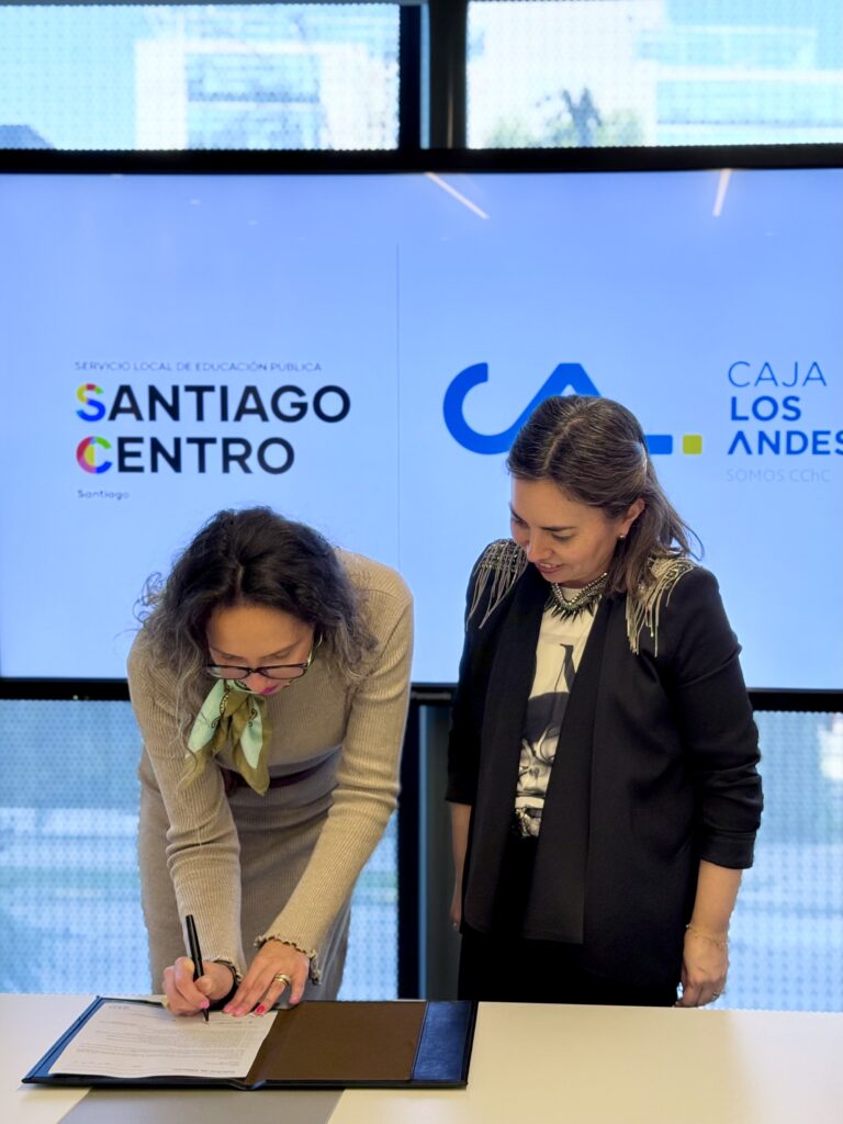 Directora Paulina Retamales firma convenio Caja Los Andes junto a gerenta de operaciones Mabel Osses.