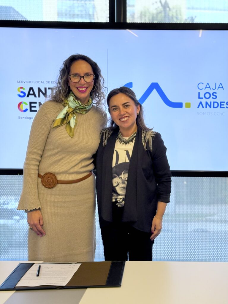 Directora SLEP Santiago Centro Paulina Retamales y Gerente de operaciones Mabel Osses Caja Los Andes.