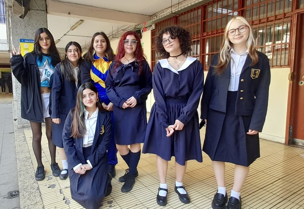 Estudiantes vistiendo los uniformes del Liceo 1 Javiera Carrera Taller de Patrimonios 1